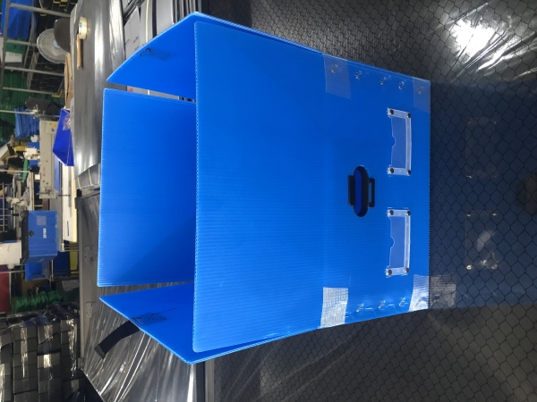 Foldable plastic corrugated boxes
