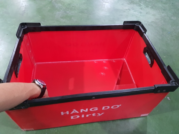 Foldable plastic corrugated boxes