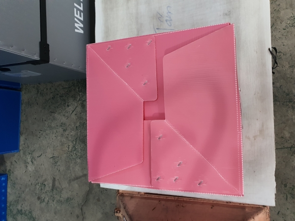 Foldable plastic corrugated boxes