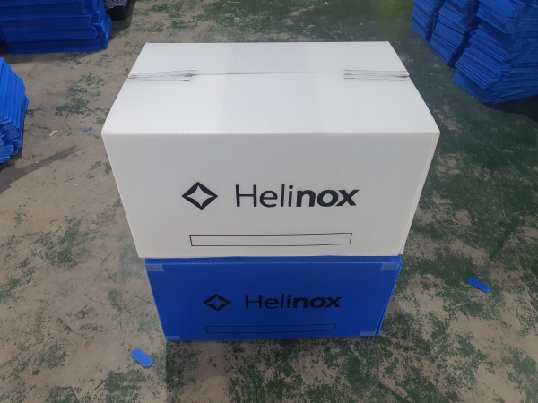 Foldable plastic corrugated boxes