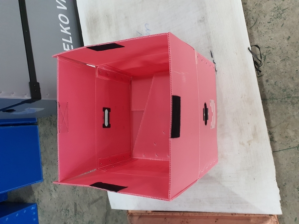 Foldable plastic corrugated boxes