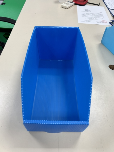 Plastic corrugated trays