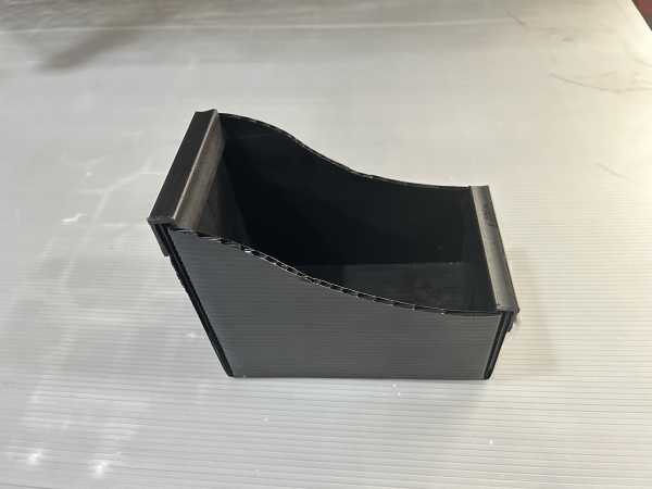 Plastic corrugated trays