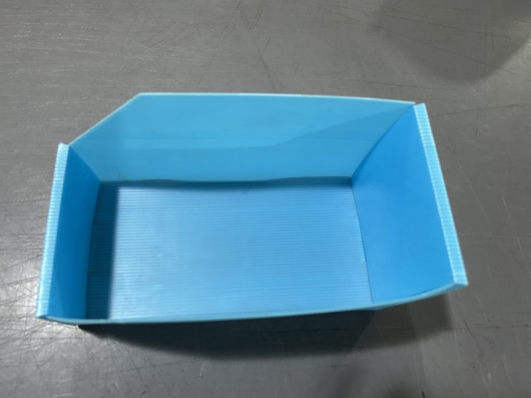 Plastic corrugated trays