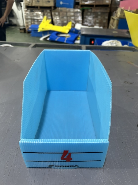Plastic corrugated trays