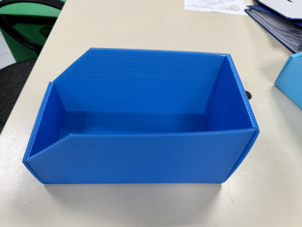 Plastic corrugated trays