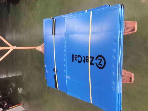 Plastic corrugated boxes