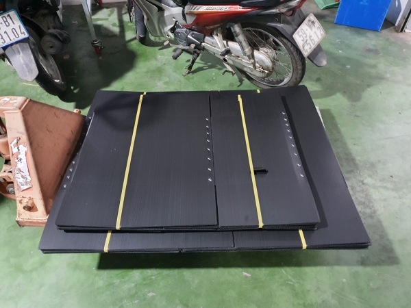 Plastic corrugated boxes