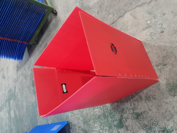 Plastic corrugated boxes