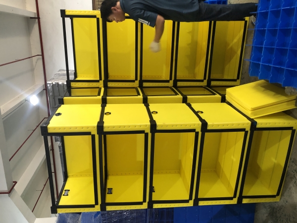 Plastic corrugated boxes