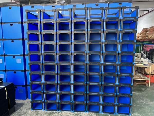 Plastic corrugated boxes