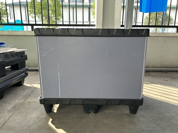 Plastic corrugated boxes