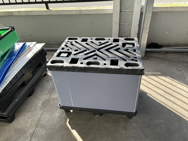 Plastic corrugated boxes