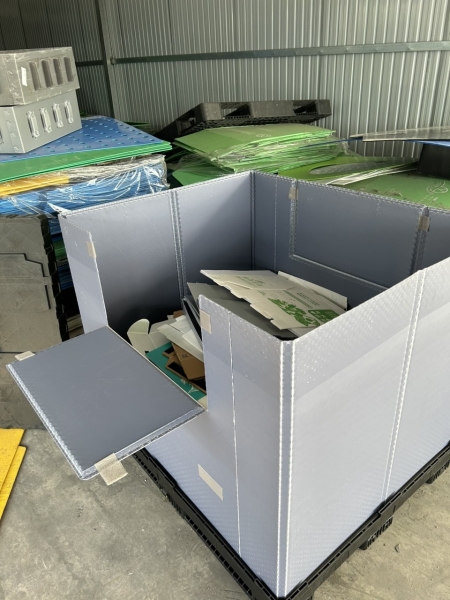 Plastic corrugated boxes