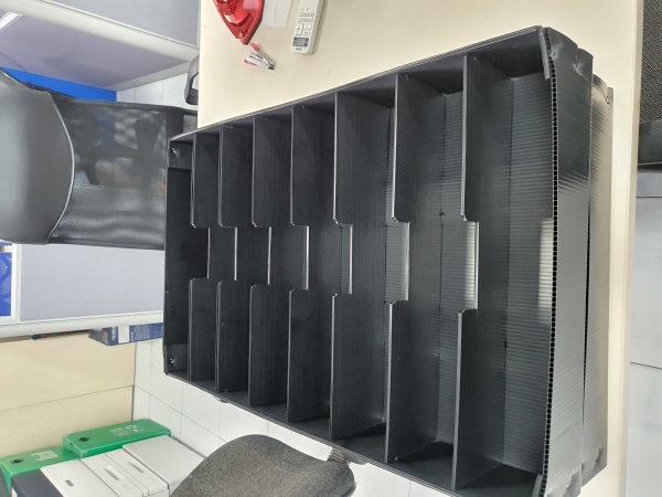 Plastic corrugated boxes with bulkhead