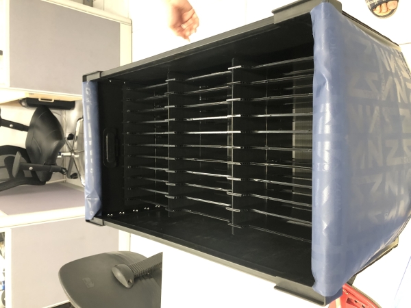 Plastic corrugated boxes with bulkhead