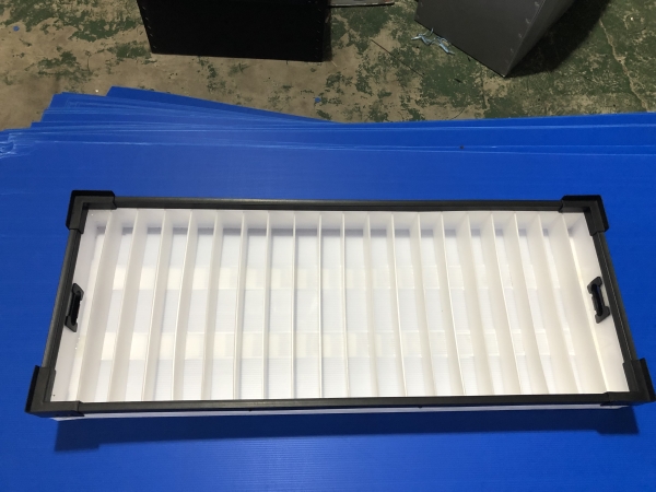 Plastic corrugated boxes with bulkhead