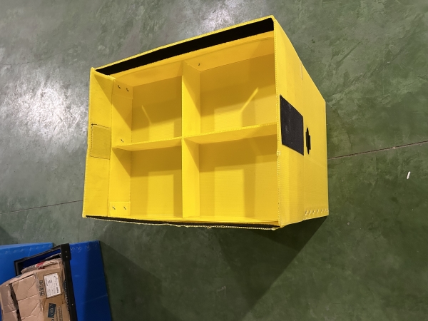 Plastic corrugated boxes with bulkhead