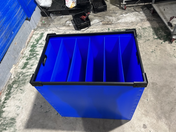 Plastic corrugated boxes with bulkhead