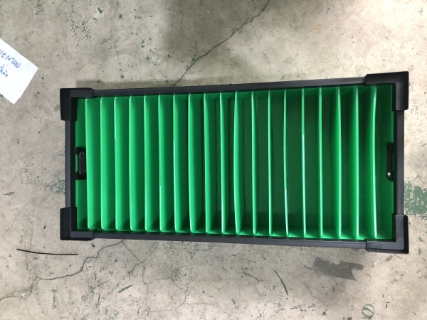 Plastic corrugated boxes with bulkhead