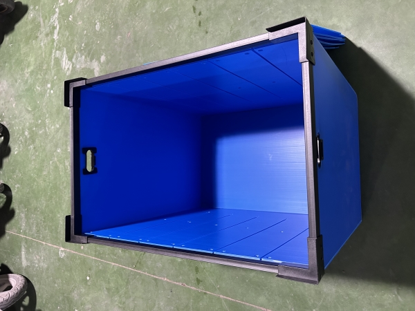 Plastic corrugated boxes with bulkhead