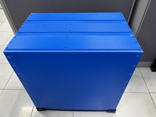 Plastic corrugated boxes with bulkhead