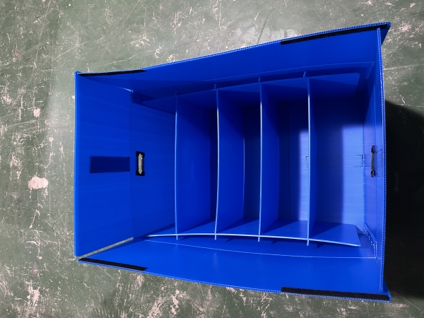Plastic corrugated boxes with bulkhead