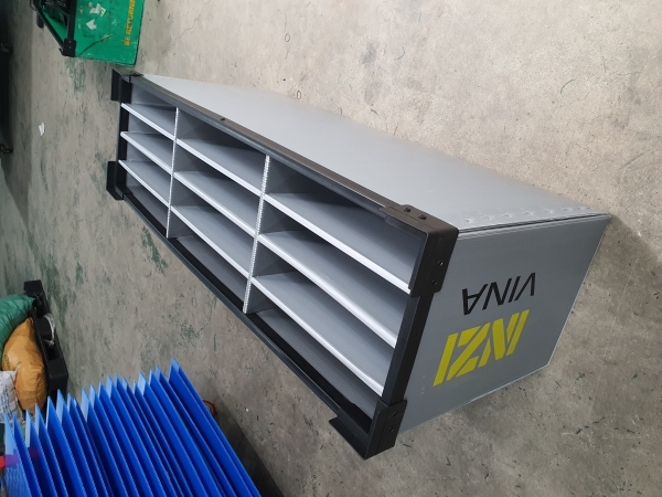 Plastic corrugated boxes with bulkhead