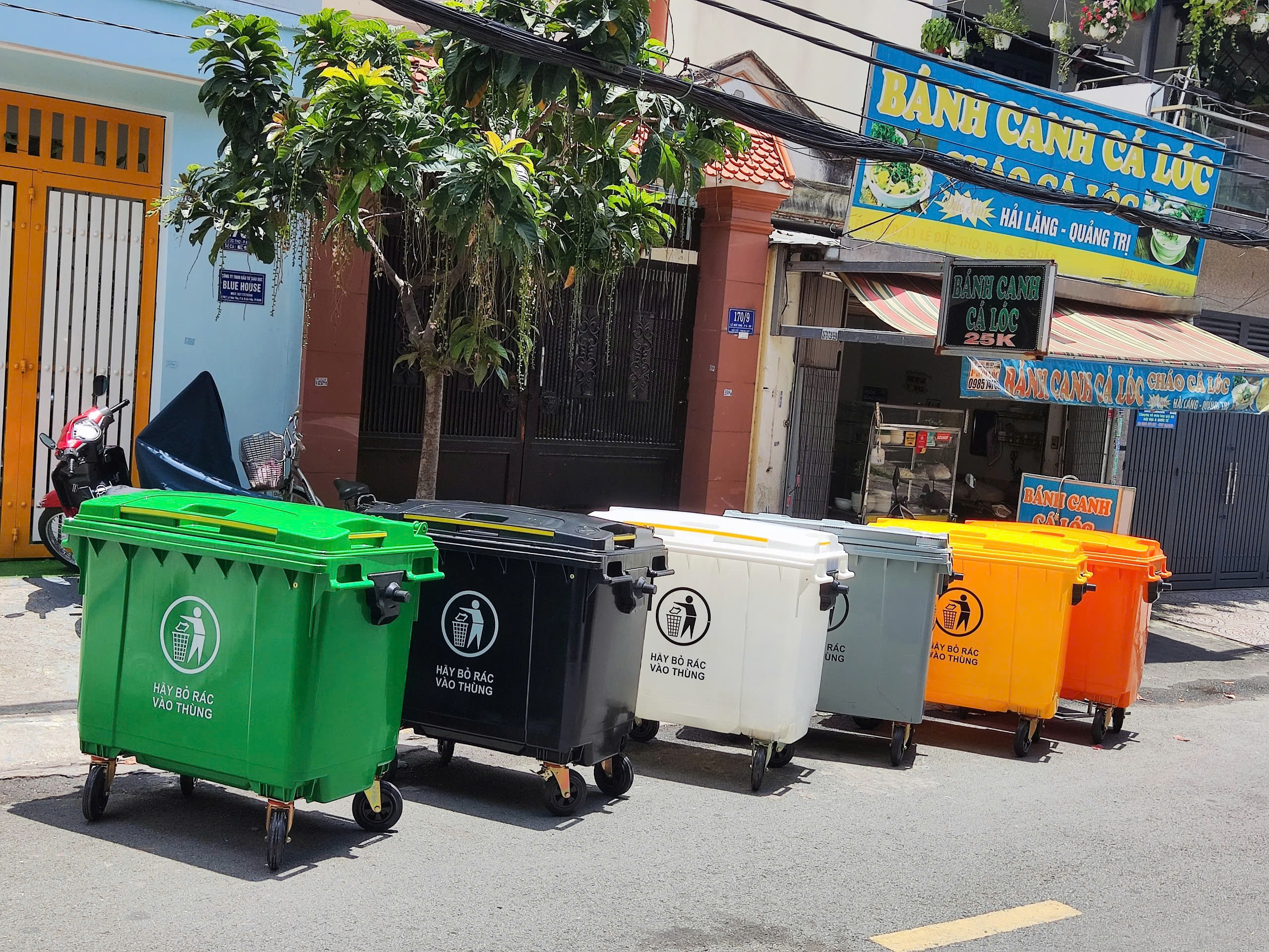 Plastic garbage collection cart