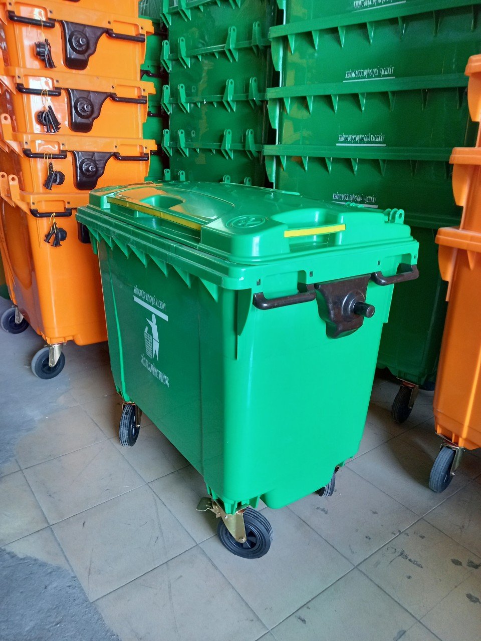 Trash bin