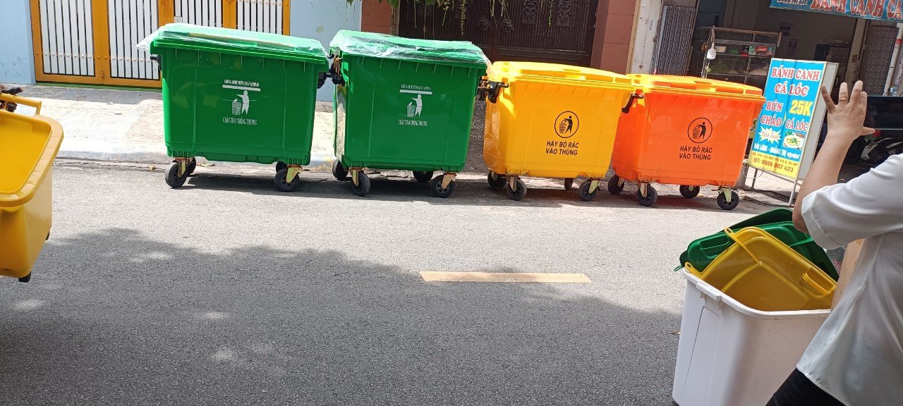 Trash bin