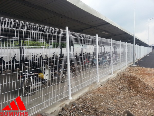 Protective mesh fence