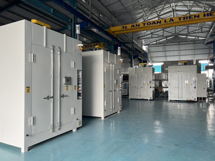 Annealing and heat treatment furnace