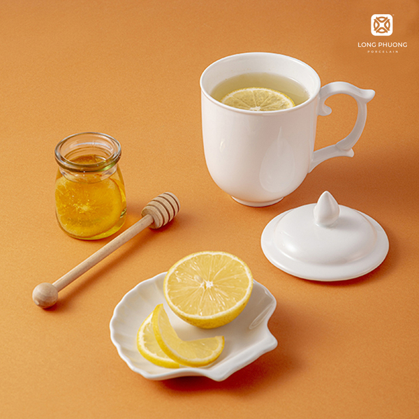 Porcelain cup with lid