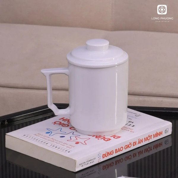 Porcelain cup with lid