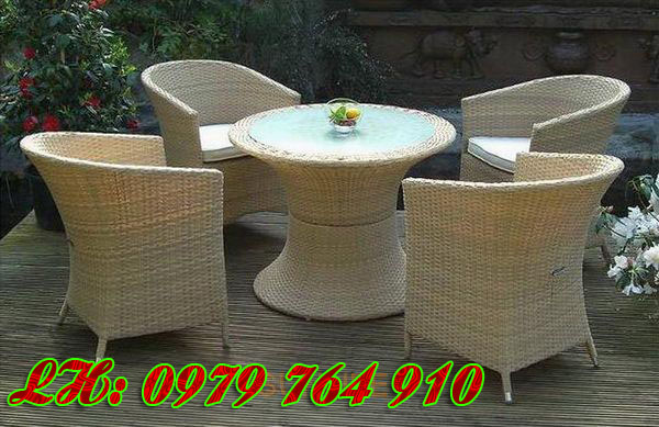 Poly rattan table and chair