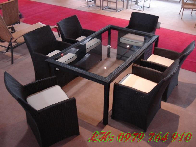 Poly rattan table and chair