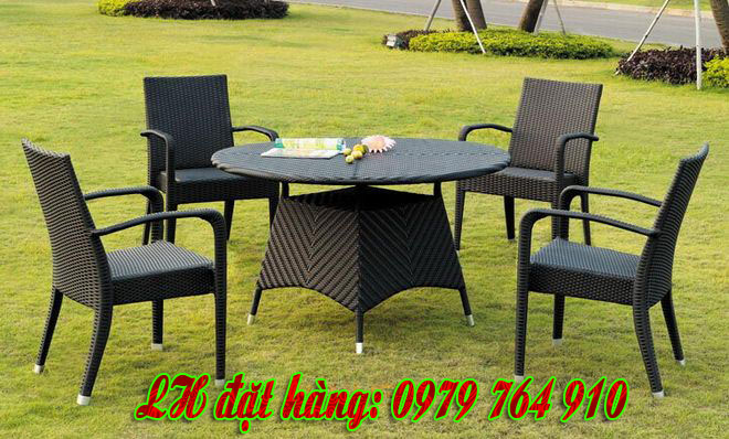 Poly rattan table and chair