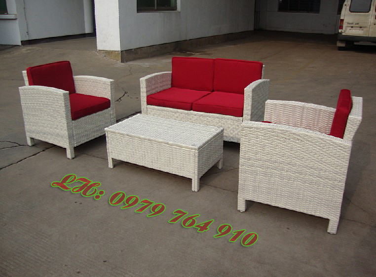 Poly rattan table and chair