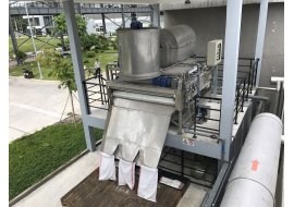 Sludge dewatering machine