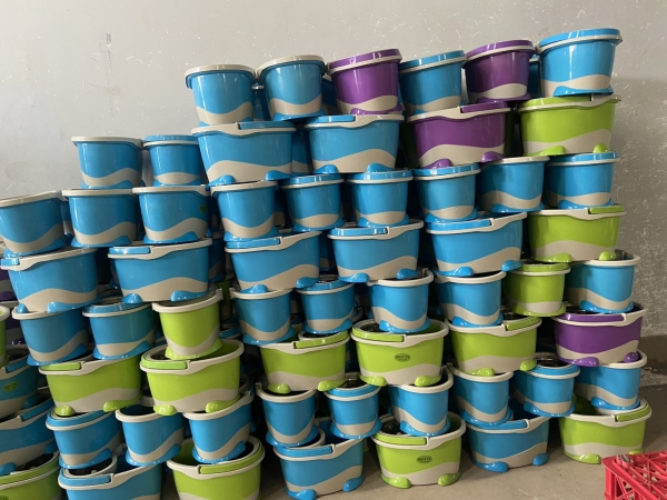 Mop container