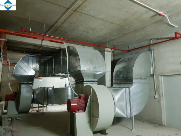 Smoke exhaust fan for construction basement