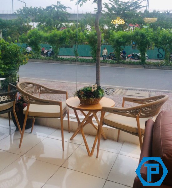 Poly rattan table and chair