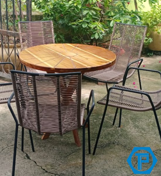 Poly rattan table and chair