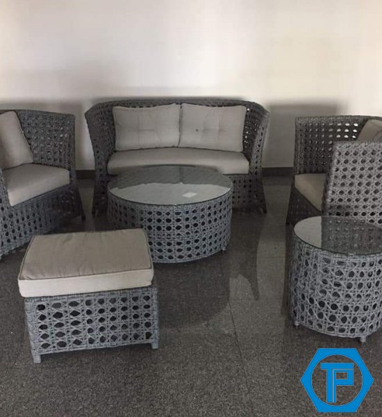 Poly rattan living room table and chair