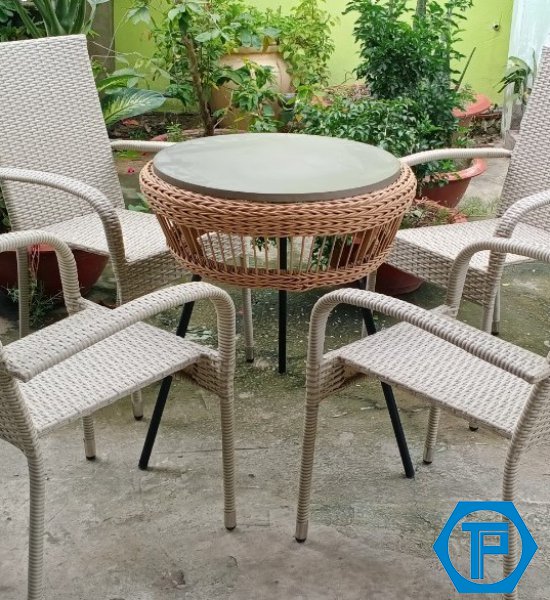 Poly rattan table and chair