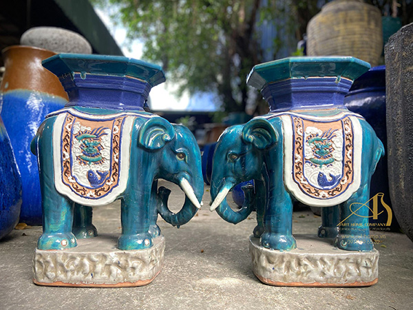 Elephant-shaped pot stand