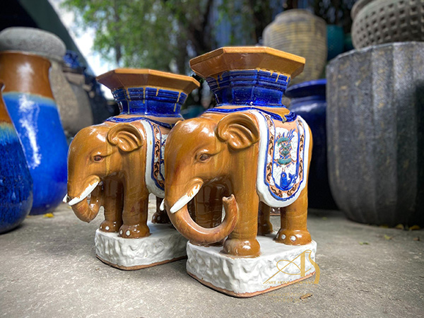 Elephant-shaped pot stand