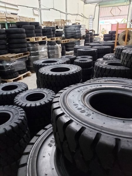 Forklift tire