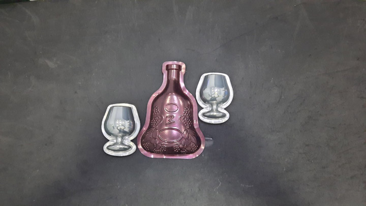 Formed plastic tray for bottles and cups